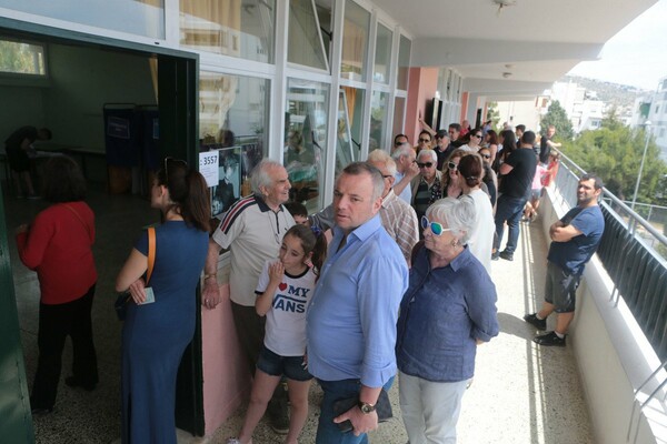 Εκλογές 2019: Ουρές, ταλαιπωρία και μεγάλη αναμονή στα εκλογικά κέντρα - Δείτε τι συμβαίνει στη Γλυφάδα