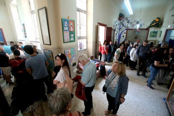 Εκλογές 2019: Ουρές, ταλαιπωρία και μεγάλη αναμονή στα εκλογικά κέντρα - Δείτε τι συμβαίνει στη Γλυφάδα