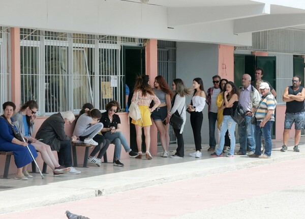 Εκλογές 2019: Ουρές, ταλαιπωρία και μεγάλη αναμονή στα εκλογικά κέντρα - Δείτε τι συμβαίνει στη Γλυφάδα