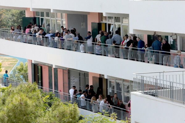 Εκλογές 2019: Ουρές, ταλαιπωρία και μεγάλη αναμονή στα εκλογικά κέντρα - Δείτε τι συμβαίνει στη Γλυφάδα