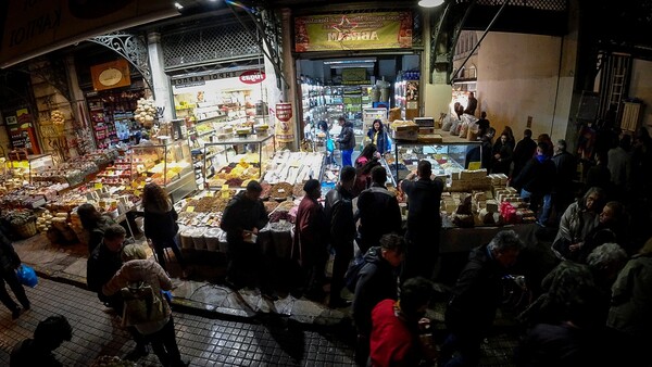 Η ολονυχτία στην Βαρβάκειο - Γεμάτη κόσμο το βράδυ η ψαραγορά της Αθήνας