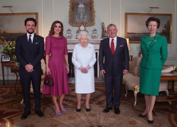 Το μελανιασμένο χέρι της Βασίλισσας προκαλεί ερωτηματικά στη Βρετανία