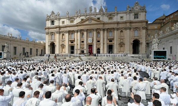 Το 80% των ιερέων στο Βατικανό είναι ομοφυλόφιλοι, αποκαλύπτει νέο βιβλίο