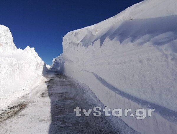 Απίστευτο το πόσο χιόνι έριξε στην Ευρυτανία - Σχεδόν 6 μέτρα στο Βελούχι