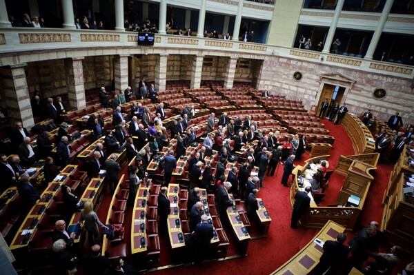 Βουλή: Ψηφίστηκε η υποχρεωτική άρση του τραπεζικού απορρήτου