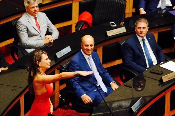 H βουλευτής που δίχασε φορώντας τολμηρή κόκκινη φόρμα απαντά στο ακραίο bullying και τον σεξισμό