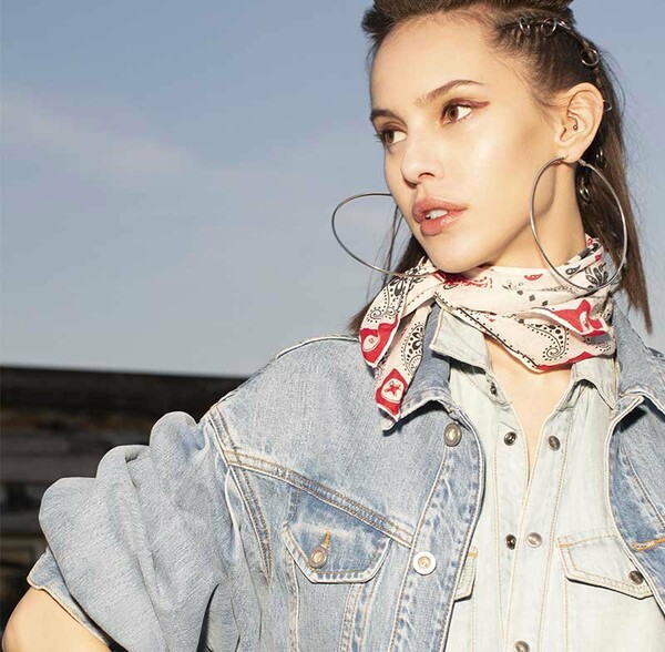 Ξέχνα το double denim! Έτσι φορούν τα fashion icons το τζιν αυτή τη σεζόν