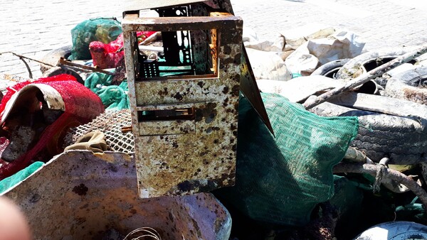 Πάρος: Εθελοντές δύτες ανέσυραν 1,5 τόνο σκουπίδια από τον βυθό της Νάουσας