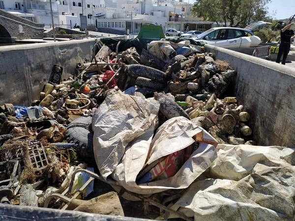 Πάρος: Εθελοντές δύτες ανέσυραν 1,5 τόνο σκουπίδια από τον βυθό της Νάουσας