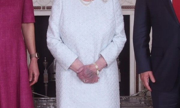 Το μελανιασμένο χέρι της Βασίλισσας προκαλεί ερωτηματικά στη Βρετανία