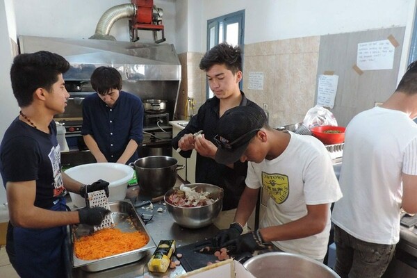 Ο Ζαχίρ του MasterChef μαγείρεψε για τους μετανάστες στη Λέσβο