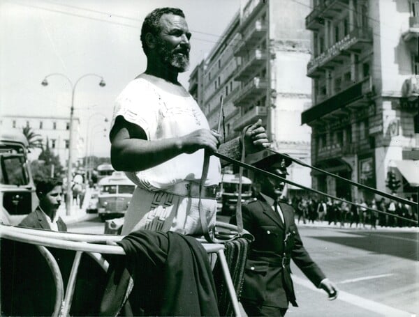 Ένας «αρχαίος Έλληνας» που κυκλοφορούσε με άρμα στην πλατεία Συντάγματος, το 1965