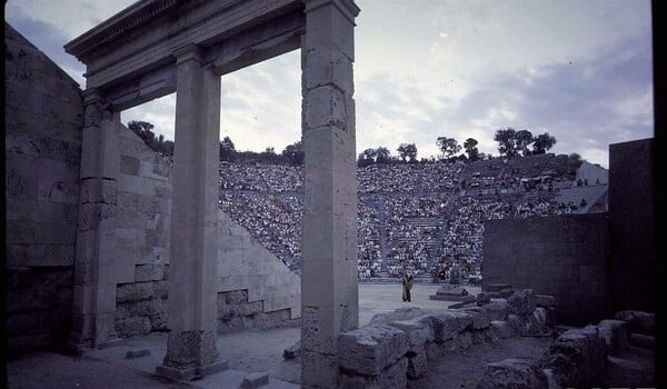 7 συγκλονιστικές έγχρωμες φωτογραφίες της Παξινού από τις Βάκχες στην Επίδαυρο το 1962