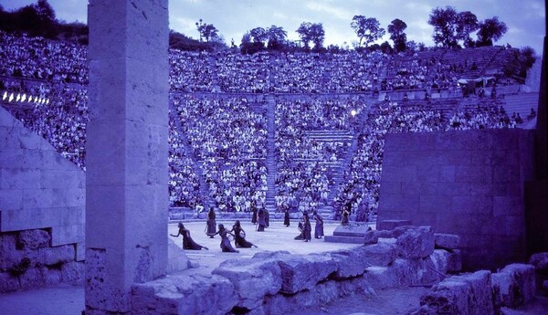 7 συγκλονιστικές έγχρωμες φωτογραφίες της Παξινού από τις Βάκχες στην Επίδαυρο το 1962