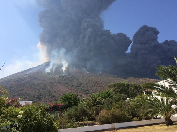 Εντυπωσιακές εικόνες και βίντεο από την έκρηξη του ηφαιστείου Στρομπόλι στην Ιταλία