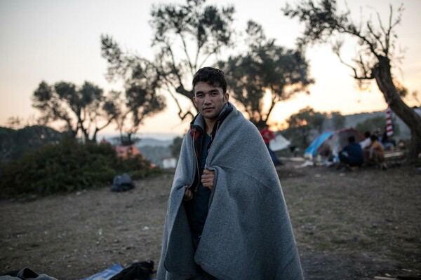 Καθώς ξημερώνει σε ένα καταυλισμό προσφύγων στη Μόρια της Λέσβου, σήμερα το πρωί
