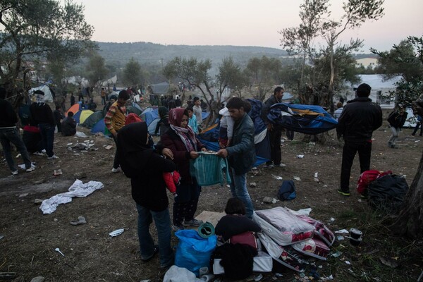 Καθώς ξημερώνει σε ένα καταυλισμό προσφύγων στη Μόρια της Λέσβου, σήμερα το πρωί