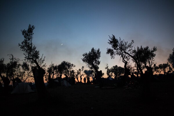 Καθώς ξημερώνει σε ένα καταυλισμό προσφύγων στη Μόρια της Λέσβου, σήμερα το πρωί