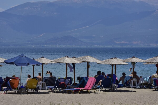 Γερμανικός Τύπος: «Εφοριακοί με μαγιό» στην Ελλάδα για την πάταξη της φοροδιαφυγής