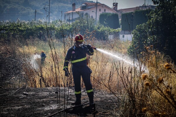 Φωτιά στο Πέραμα - Κοντά στο γήπεδο του Νέου Ικονίου