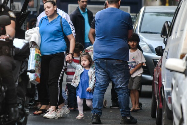 Εκκένωση κατάληψης: Πολλά παιδιά μεταξύ των 130 αλλοδαπών που απομακρύνθηκαν από κτίριο στην Αχαρνών