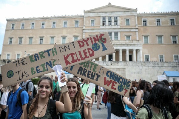 «40 βαθμοί, λιώνει η Ανταρκτική, η λύση είναι μία, πάμε στην πορεία» - Τα συνθήματα στη διαδήλωση για την κλιματική αλλαγή