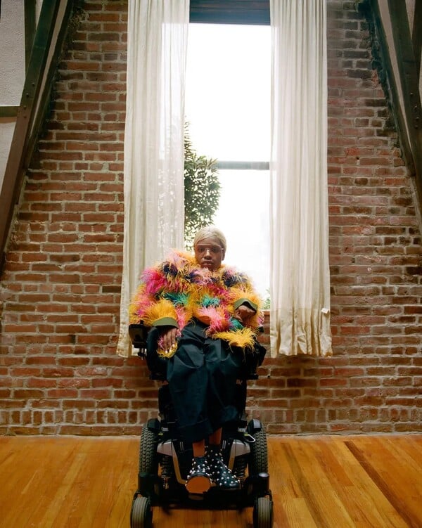 Η Άαρον Φίλιπ, το μαύρο transgender μοντέλο με αναπηρία, στο πρώτο της μεγάλο εξώφυλλο