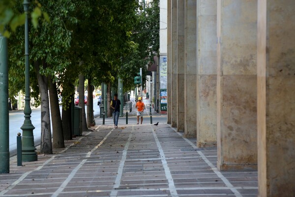 Άδεια η Αθήνα: Εικόνες από το έρημο κέντρο της πόλης