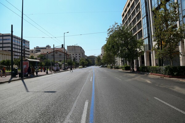Άδεια η Αθήνα: Εικόνες από το έρημο κέντρο της πόλης