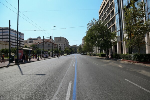 Άδεια η Αθήνα: Εικόνες από το έρημο κέντρο της πόλης