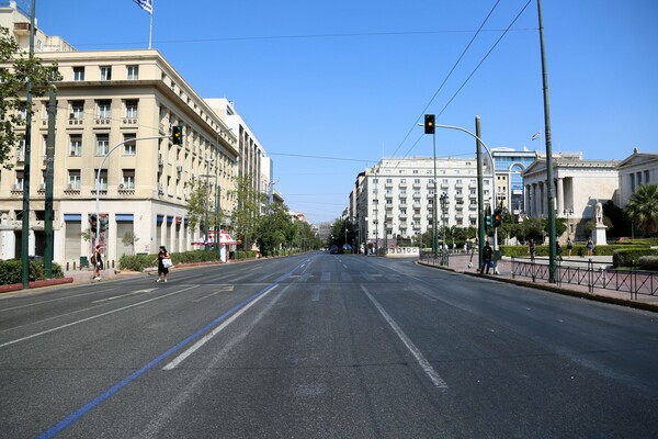 Άδεια η Αθήνα: Εικόνες από το έρημο κέντρο της πόλης