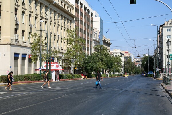 Άδεια η Αθήνα: Εικόνες από το έρημο κέντρο της πόλης