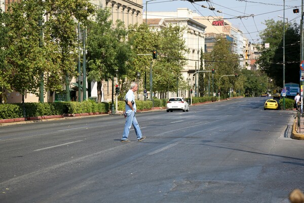 Άδεια η Αθήνα: Εικόνες από το έρημο κέντρο της πόλης