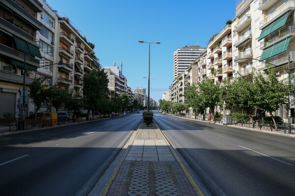 Άδεια η Αθήνα: Εικόνες από το έρημο κέντρο της πόλης
