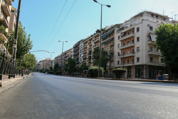 Άδεια η Αθήνα: Εικόνες από το έρημο κέντρο της πόλης