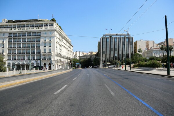 Άδεια η Αθήνα: Εικόνες από το έρημο κέντρο της πόλης