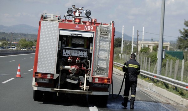 Αυτοκίνητο τυλίχτηκε στις φλόγες εν κινήσει στην Εθνική οδό Πατρών – Κορίνθου