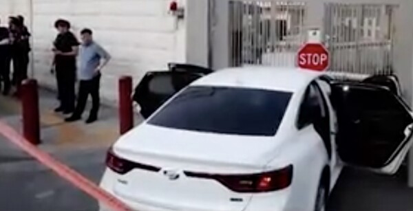 Σεούλ: Άνδρας προσέκρουσε με αυτοκίνητό γεμάτο γκαζάκια στην πύλη της πρεσβείας των ΗΠΑ