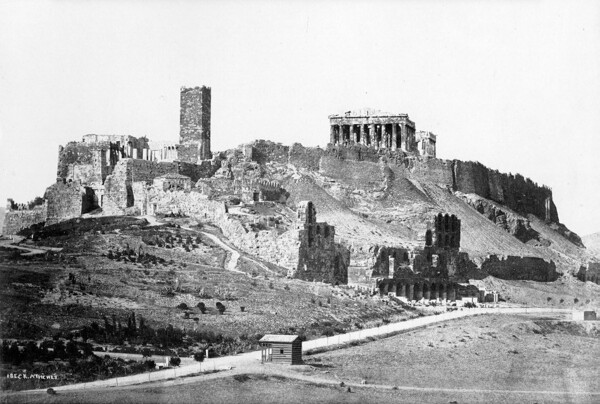 Κάποτε υπήρχε ένας φραγκικός πύργος στην Ακρόπολη, ως αποθήκη αλατιού αλλά και ως φυλακή