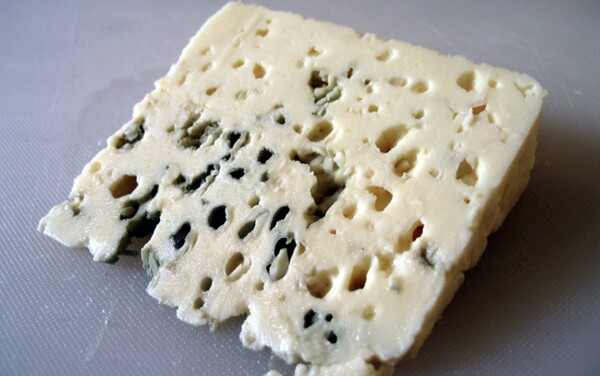 Ο ΕΦΕΤ ανακαλεί γνωστό τυρί ροκφόρ για σαλμονέλα