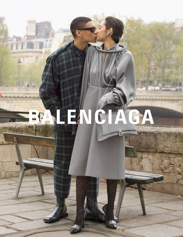 Στη νέα καμπάνια του οίκου Balenciaga πρωταγωνιστούν αληθινά ζευγάρια