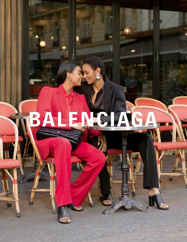 Στη νέα καμπάνια του οίκου Balenciaga πρωταγωνιστούν αληθινά ζευγάρια