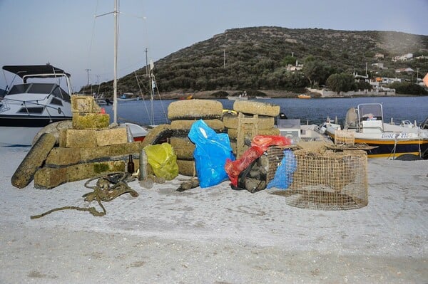 Ο Οδυσσέας βουτά στον βυθό της θάλασσας για σκουπίδια από τα 14 του