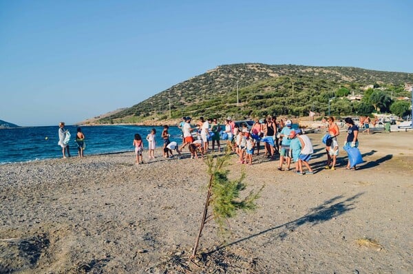 Ο Οδυσσέας βουτά στον βυθό της θάλασσας για σκουπίδια από τα 14 του