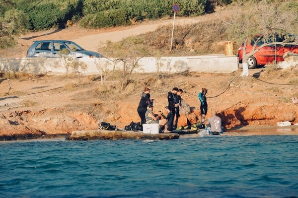 Ο Οδυσσέας βουτά στον βυθό της θάλασσας για σκουπίδια από τα 14 του