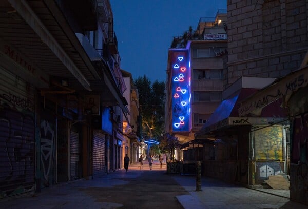 H νέα εγκατάσταση της ομάδας δημιουργικού φωτισμού Beforelight στο κέντρο της Αθήνας