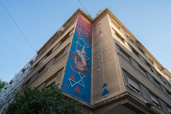 H νέα εγκατάσταση της ομάδας δημιουργικού φωτισμού Beforelight στο κέντρο της Αθήνας