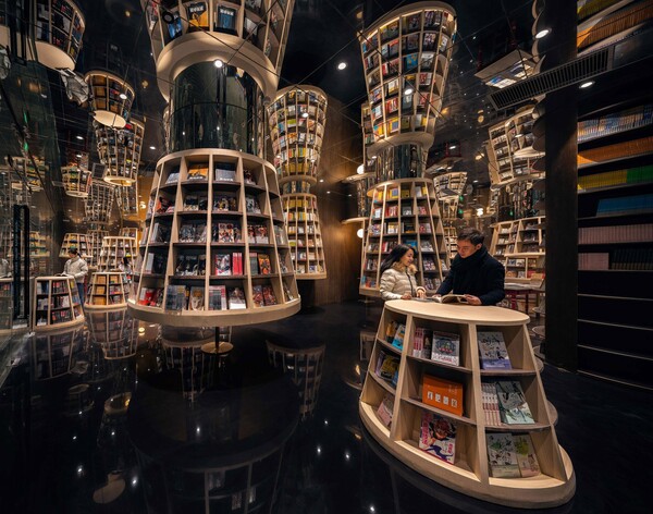 Γυάλινη οροφή και σκάλες σε σχήμα ζικ ζακ συνθέτουν το πιο καλειδοσκοπικό βιβλιοπωλείο της Κίνας
