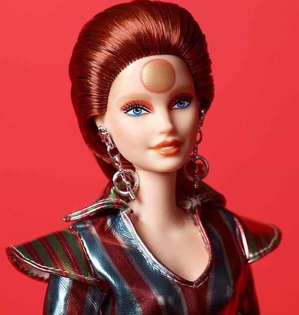 Ο Ντέιβιντ Μπάουι έγινε Barbie ως Ziggy Stardust