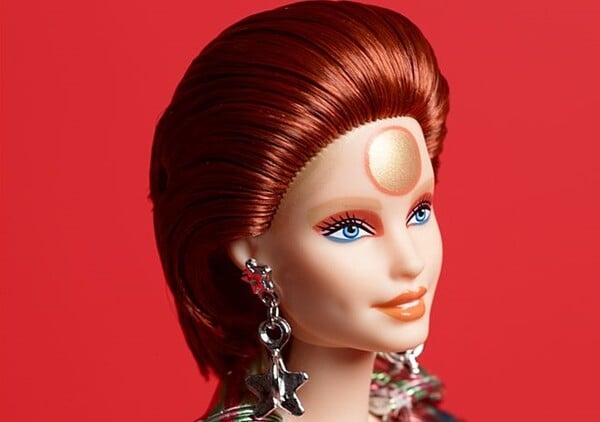 Ο Ντέιβιντ Μπάουι έγινε Barbie ως Ziggy Stardust